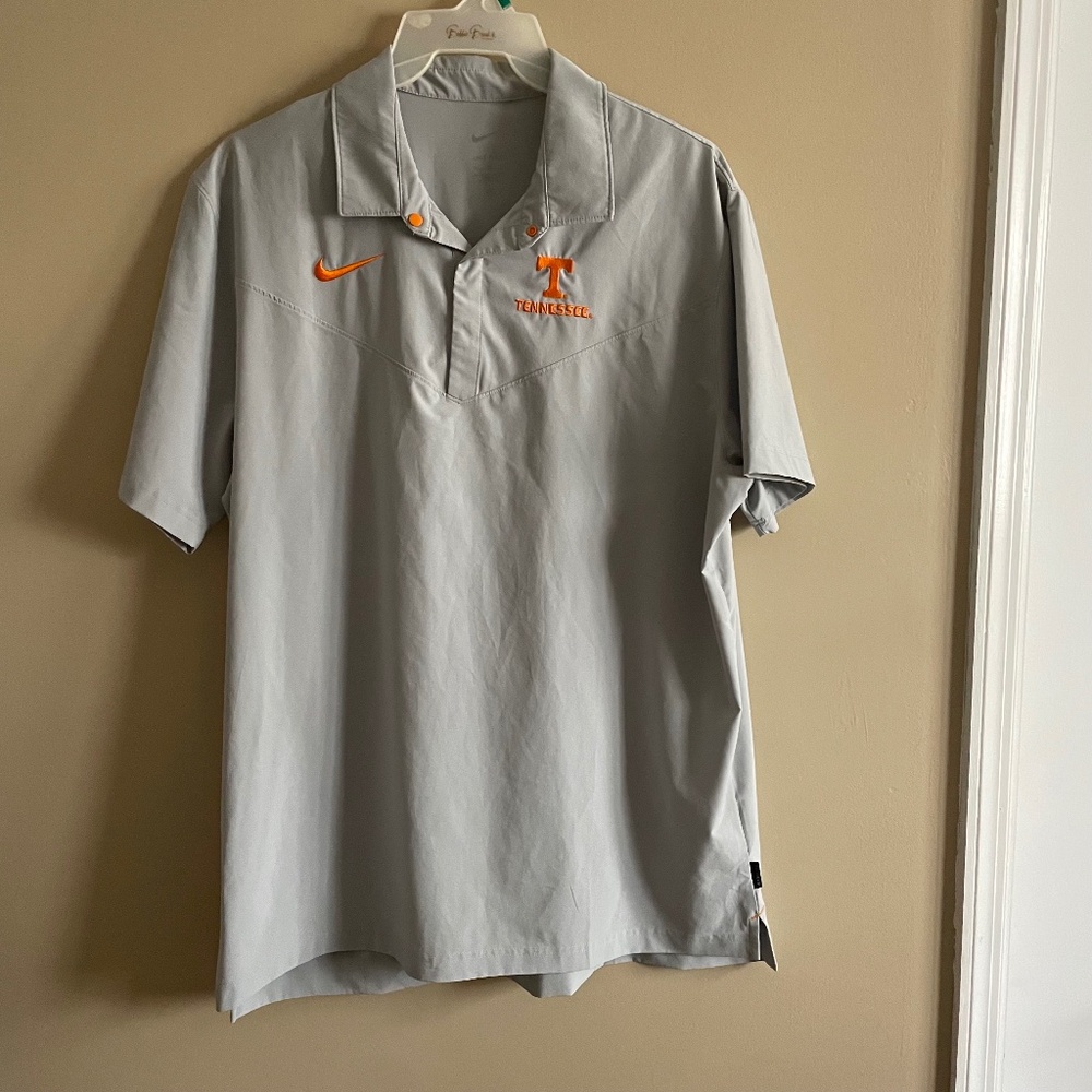 University of Tennessee pre-game team shirt, size xl, dri-fit